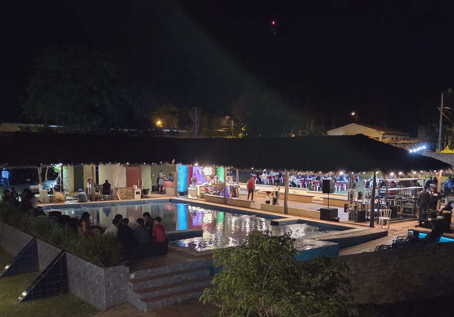 Fiesta de 15 junto a la pileta